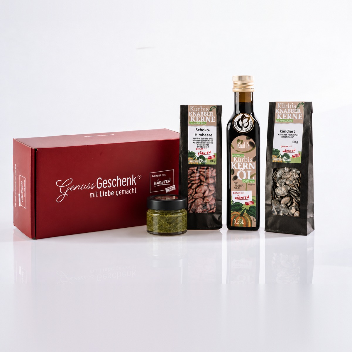 Kleines Genuss-Geschenk vom Bauernhof Knafl: Geschenkbox mit Kürbiskernöl 0,25 l, zwei Sorten Kürbisknabberkerne und Kürbispesto